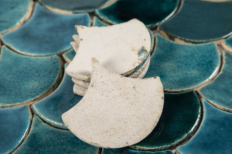 Fächerförmige Fliesen aus Keramik und Steinzeug