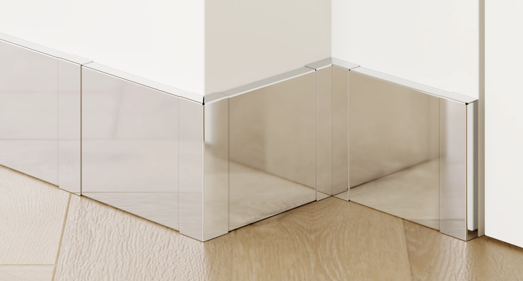 Detailaufnahme von Fußleisten aus Metall im Innenraum