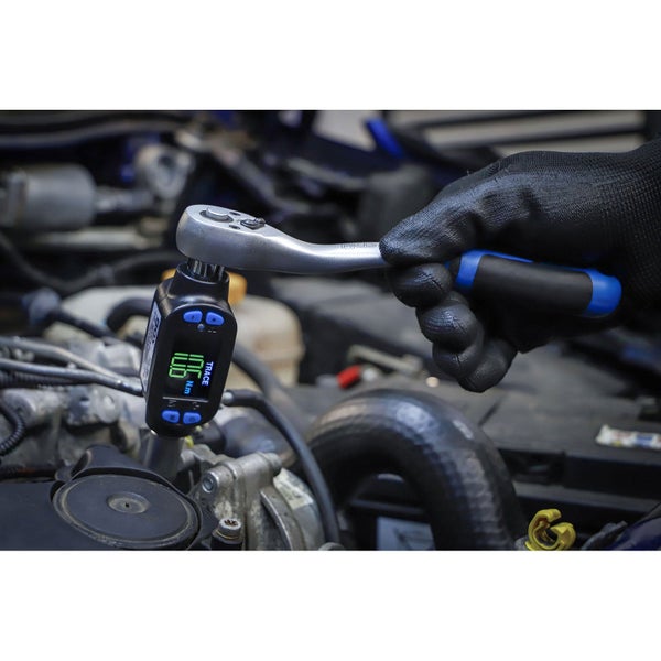 Drehmomentschlüssel mit digitaler Anzeige wird an einem Motor verwendet