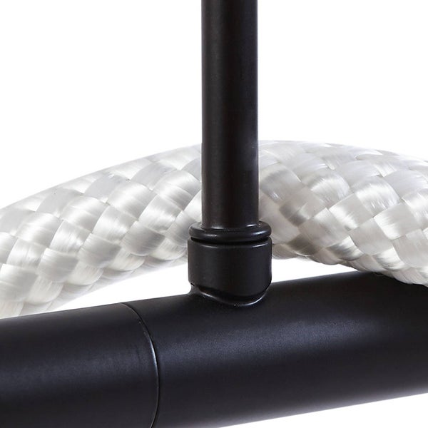 Detailansicht einer schwarzen Metallverbindung mit weißem geflochtenem Seil.