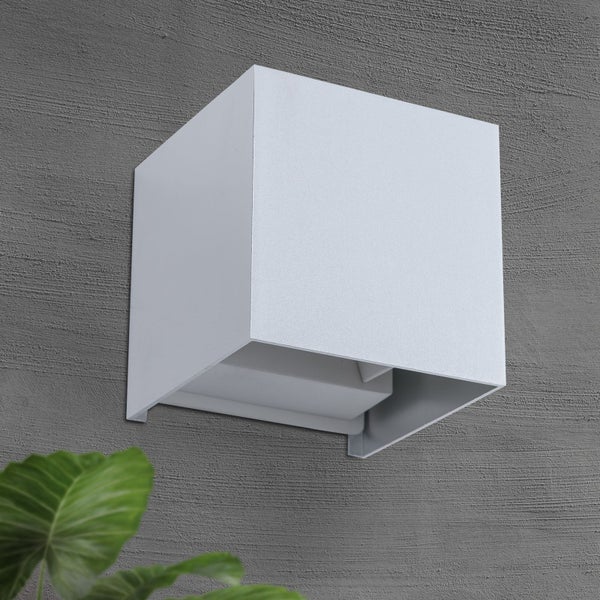 Moderne würfelförmige Wandaußenleuchte aus Aluminium in Weiß.