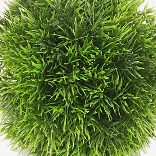 Künstliche Palme mit grünen Wedeln und naturgetreuem Stamm in einem schwarzen Topf.