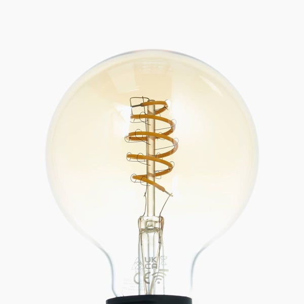 LED-Globelampe aus klarem Glas mit spiralförmigem Glühfaden.