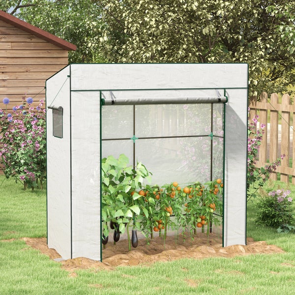 Foliengewächshaus aus weißer Gitterfolie im Garten mit Tomaten- und Auberginenpflanzen und aufrollbarer Frontseite.