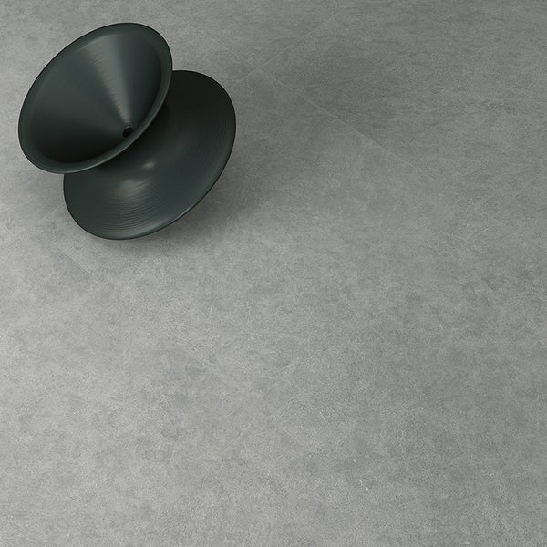 Graue Fliesen in Steinoptik mit matter Oberfläche und minimalistischem Dekorationsobjekt in einem modernen Raum.