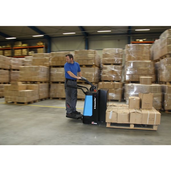 Mann bedient einen Elektro-Gabelhubwagen in einem Lagerhaus