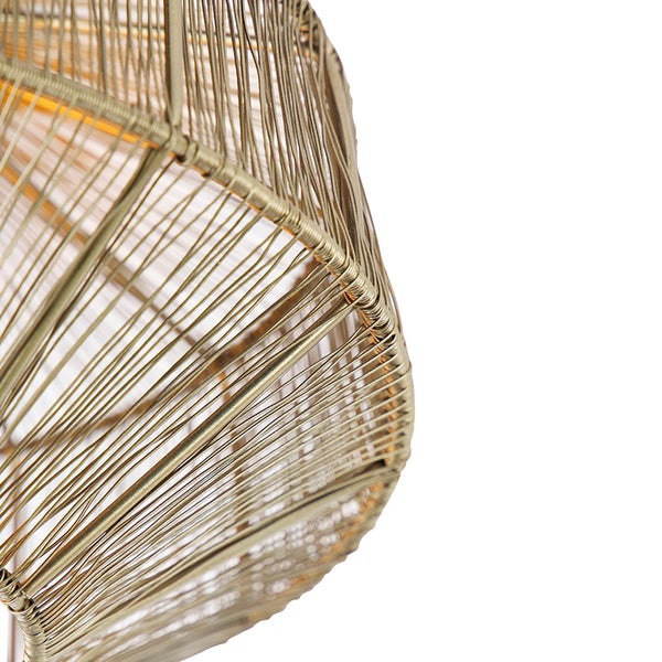 Detailansicht einer Pendelleuchte mit Drahtschirm