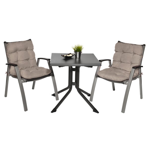 Dreiteiliges Gartenmöbel-Set mit quadratischem Tisch und zwei Stühlen inklusive Polsterauflagen.