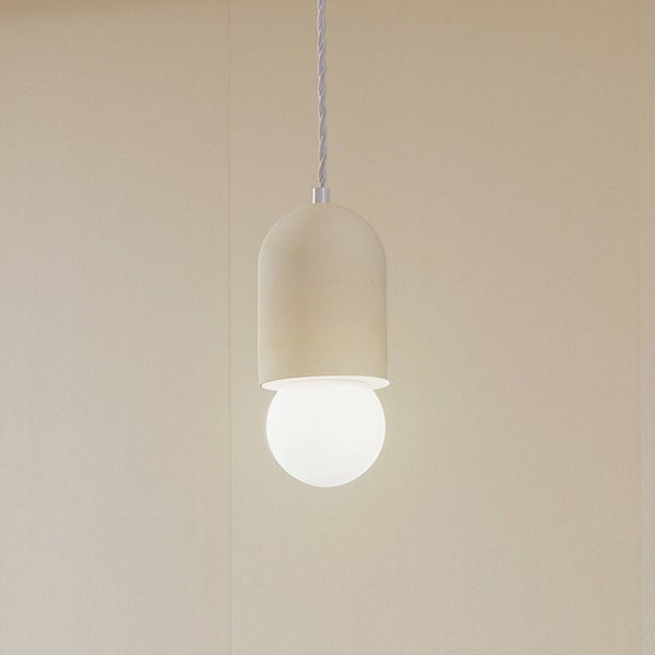 Pendelleuchte mit sandfarbenem Keramikschirm und runder Glühbirne.