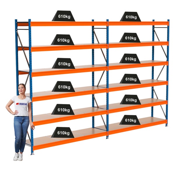 Regalsystem mit mehreren Ebenen und einer Traglast von 610 Kilogramm pro Ebene, zur Veranschaulichung steht eine Person daneben.