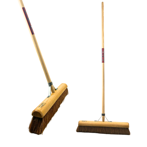 Holzbürste mit Stiel zur Reinigung