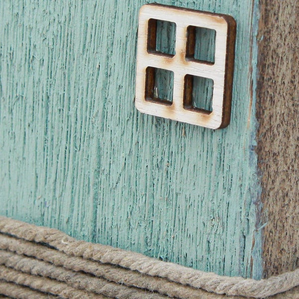 Detailaufnahme einer Holzwand mit Fenster