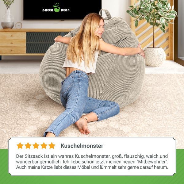 Frau umarmt großen Sitzsack aus Cord in einem Wohnzimmer