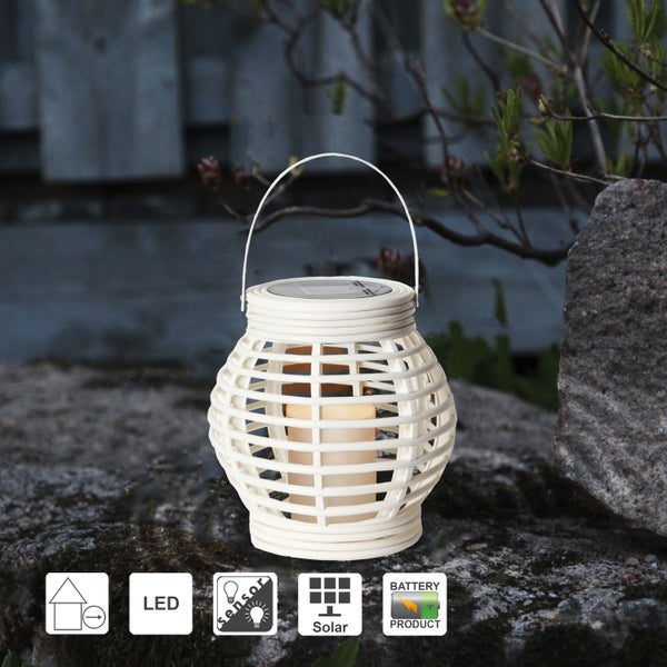 Terrasse mit Stehleuchten, Tischleuchten und Hängelampe