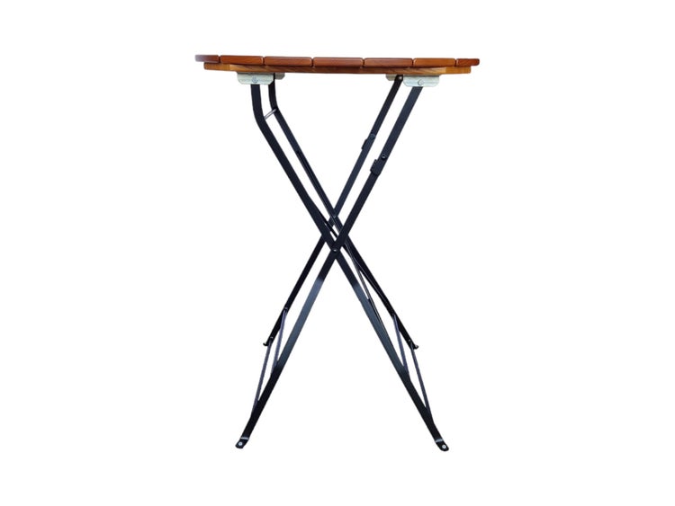 Klappbarer Stehtisch mit Holzlamellen-Tischplatte und Metallgestell in X-Form.