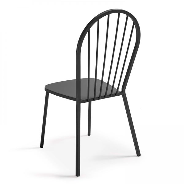 Gartenstuhl aus schwarzem Metall mit bogenförmiger Sprossenrückenlehne.