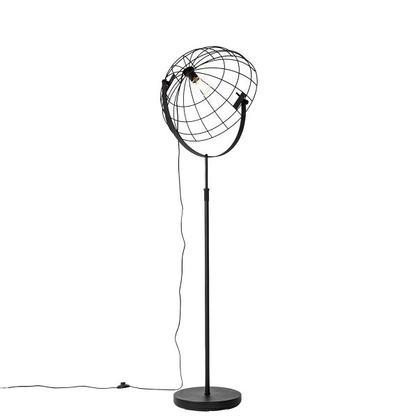 Schwarze Stehlampe mit kugelförmigem Lampenschirm aus Metallgitter.