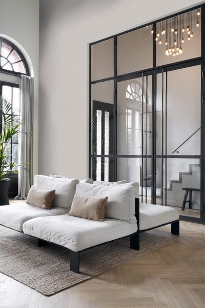 Wohnzimmer mit Sofa, Teppich und Glastür