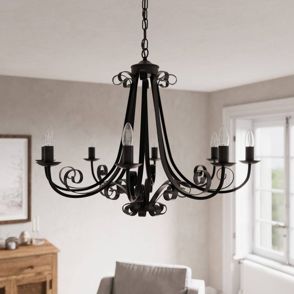 Schwarzer Kronleuchter mit sechs Armen hängt an einer Kette in einem Raum.