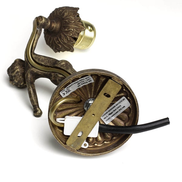 Wandleuchte mit Engelsfigur aus Metall, Lampenfassung und elektrischen Anschlüssen.