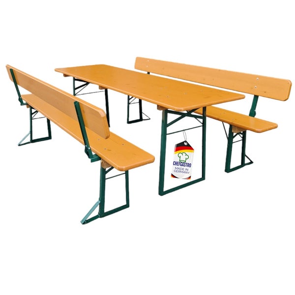 Festzeltgarnitur aus Holz, klappbarer Tisch und zwei Bänke mit Rückenlehnen, grünes Metallgestell, ChefGastro Logo, Hergestellt in Deutschland.