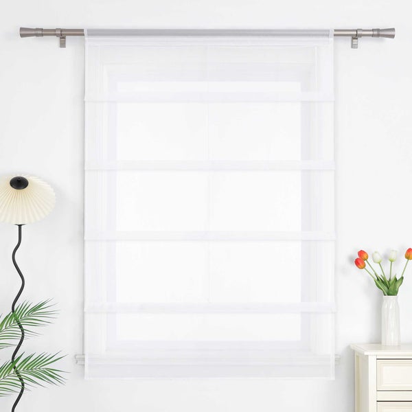 Fensterdekoration mit Faltrollo am Fenster