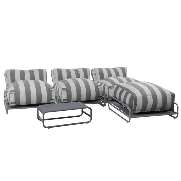 Modulares Gartenmöbel-Set bestehend aus drei Sesseln, einem Hocker und einem Beistelltisch mit Metallgestell und gestreiften Polstern.