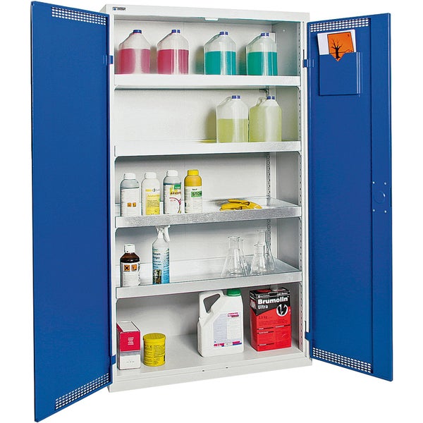 Offener Chemikalienschrank mit mehreren Regalen und verschiedenen Behältern