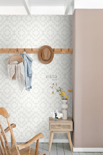 Flur mit geometrischer Tapete, Garderobe, Blumen auf einem Tisch und Holzstuhl