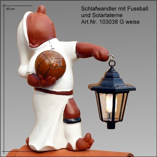 Weiße Firstfigur Schlafwandler mit Schlafmütze, Fußball und Solarlaterne, Höhe 49 Zentimeter.