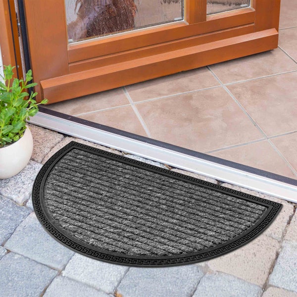 Halbrunde Fußmatte vor einer Haustür