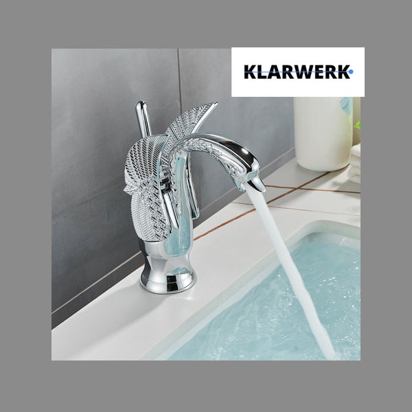 Klarwerk Waschtischarmatur in Schwanenform aus Metall mit fließendem Wasser über einem Waschbecken Klarwerk Logo