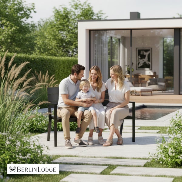 Familie sitzt auf einer modernen Gartenbank von Berlin Lodge in einem hellen, organisierten Garten mit Pool. Berlin Lodge Logo.
