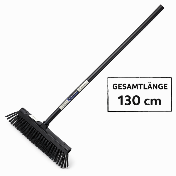 Schwarzer Straßenbesen mit einer Gesamtlänge von 130 cm.