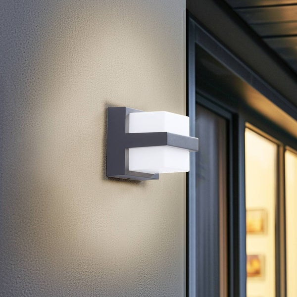 Moderne quadratische Außenwandleuchte in Anthrazit mit zwei weißen Lichtauslässen an einer Hauswand.