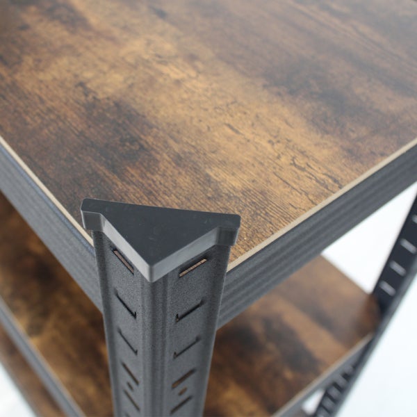Detailaufnahme einer Schwerlastregal-Ecke mit dunkler Holzoptik-Ablage, schwarzem Metallgestell und Schutzkappe aus Kunststoff.