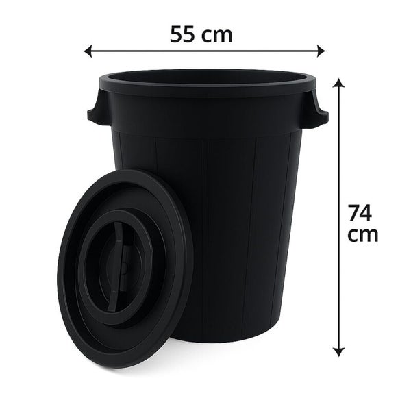 Schwarze Kunststofftonne mit Deckel, Breite 55 Zentimeter, Höhe 74 Zentimeter.