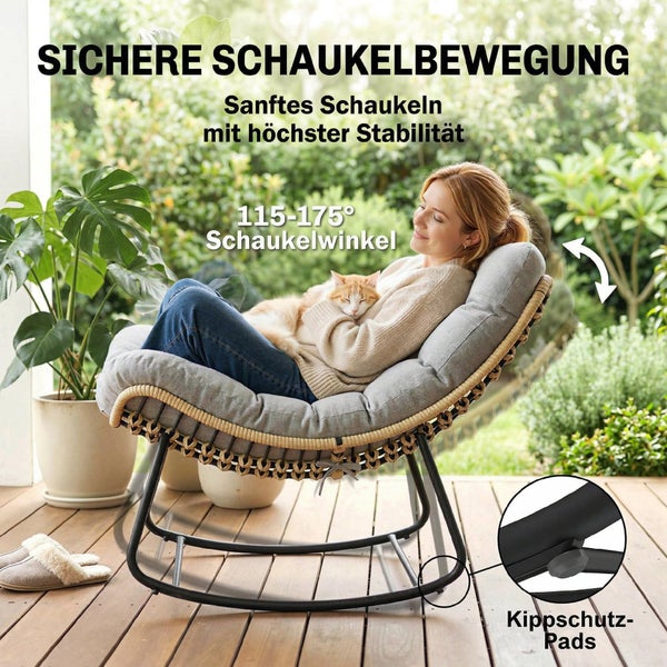 Frau sitzt mit Katze in einem Schaukelstuhl auf einer Terrasse. Der Stuhl hat graue Polster, Geflecht und Kippschutz-Pads.