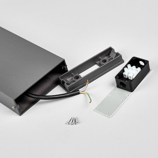 Zerlegte moderne Wandleuchte mit anthrazitfarbenem Gehäuse, Wandhalterung, Lüsterklemme, Anschlusskabel und Schrauben.