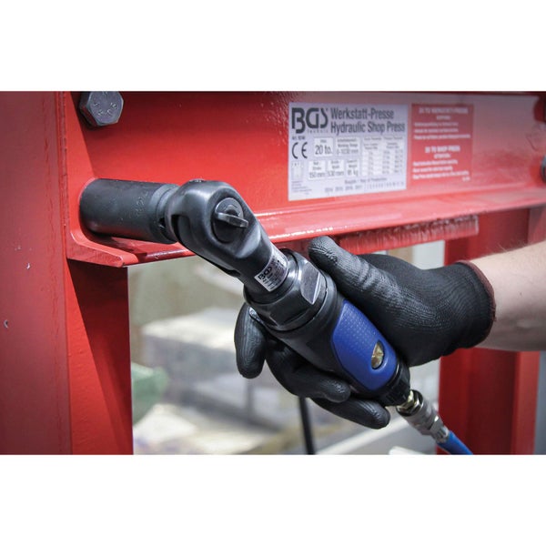 Druckluft-Ratschenschrauber im Einsatz an einer Werkstattpresse