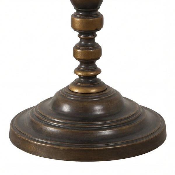 Detailansicht eines Lampenfußes aus Metall