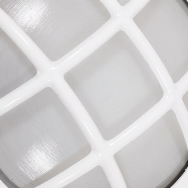 Detailansicht einer runden Außenleuchte mit Schutzgitter und satiniertem Glasdiffusor.