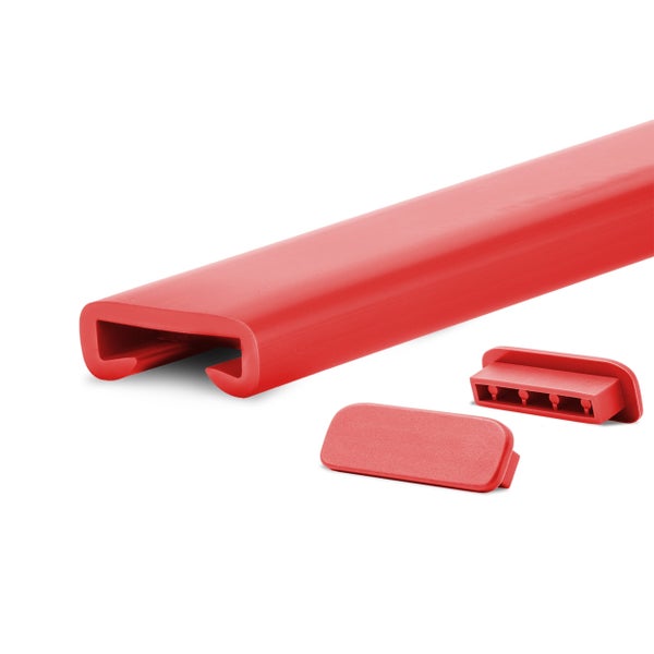 Rotes Kantenschutzprofil aus Kunststoff inklusive zwei Endkappen.
