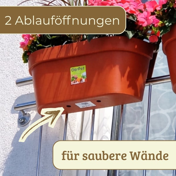 Balkonkasten aus Kunststoff mit zwei Ablauföffnungen im Boden für saubere Wände, montiert an einem Balkongeländer.