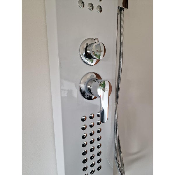 Duschpaneel mit Einhebelmischer, Umsteller und Massagedüsen aus Chrom auf weißem Korpus.