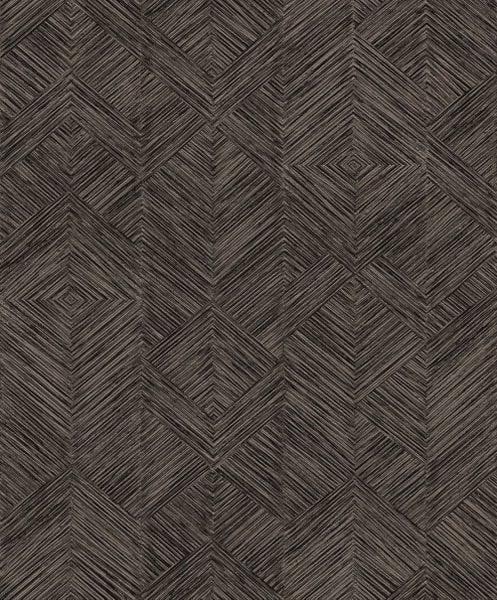 Gemustete Tapete mit geometrischem Design hinter einem Tisch mit Dekoration