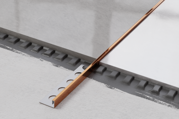 Fliesenschiene aus Metall mit Fliesentrennprofil und Fliesen