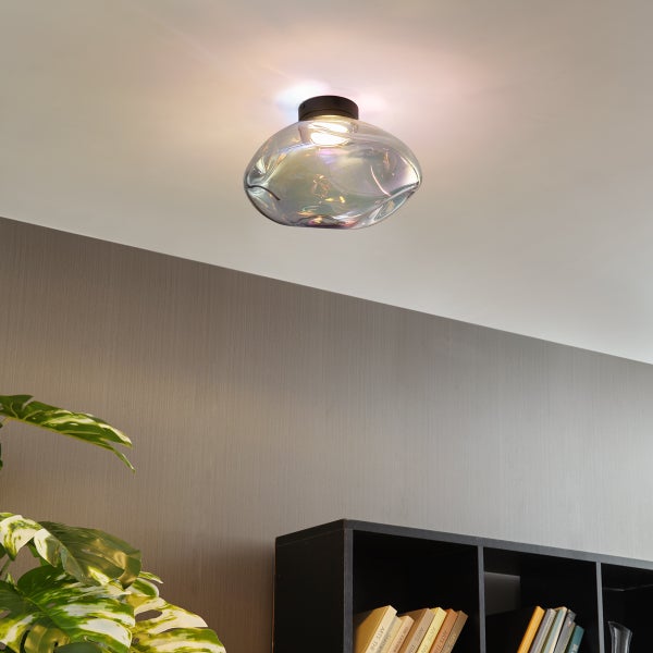 Deckenleuchte mit transparentem Glasschirm