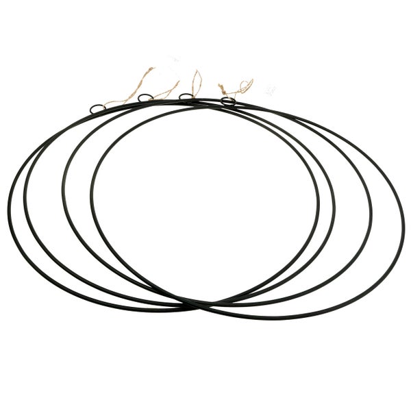 Vier schwarze Metallringe mit Kordel zum Aufhängen