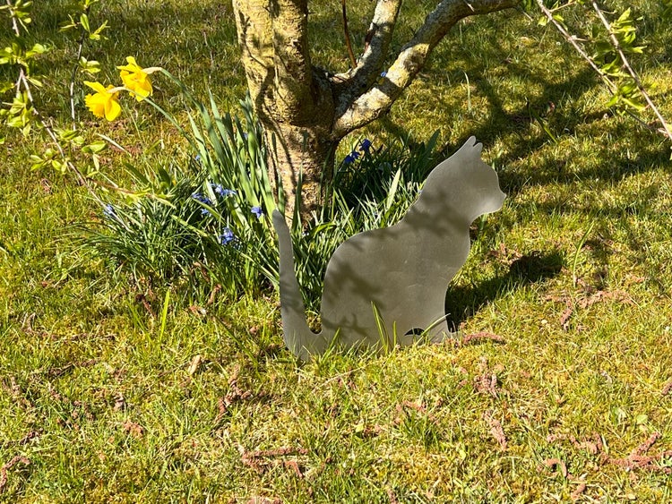 Gartenstecker Katze sitzend